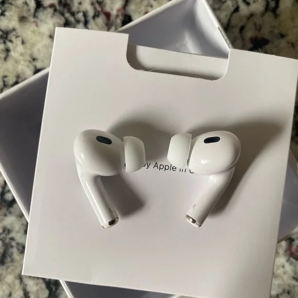 Apple AirPods Pro in Classic White